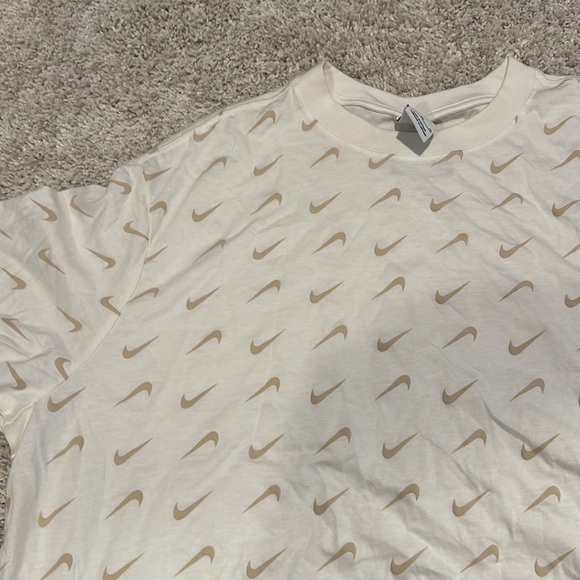 NWOT NIKE TEE - Picture 4 of 5